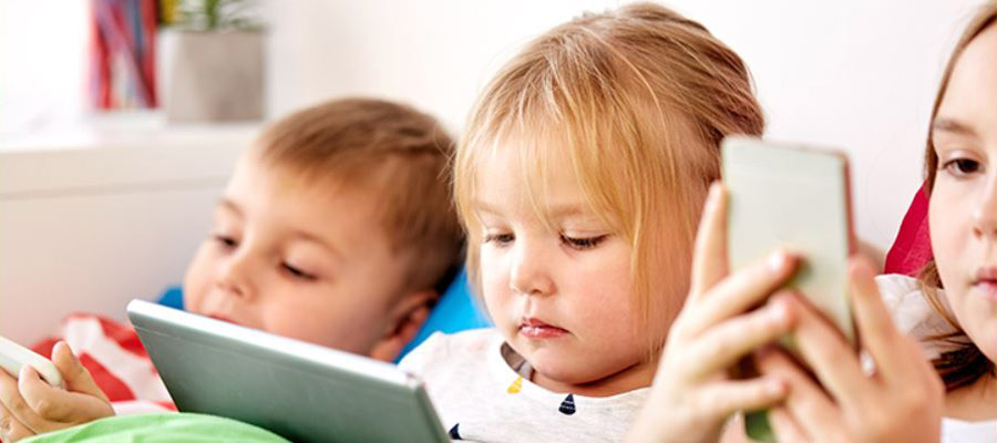 Des enfants qui regardent une tablette